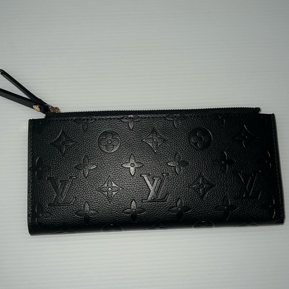Black wallet 8.5 inches long, don't they it is real - Picture 1 of 6